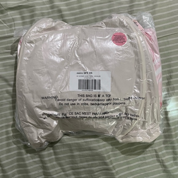 Victoria's Secret Cozy-Fleece Blanket and Faux-Fur Tote Duo - Picture 4 of 5